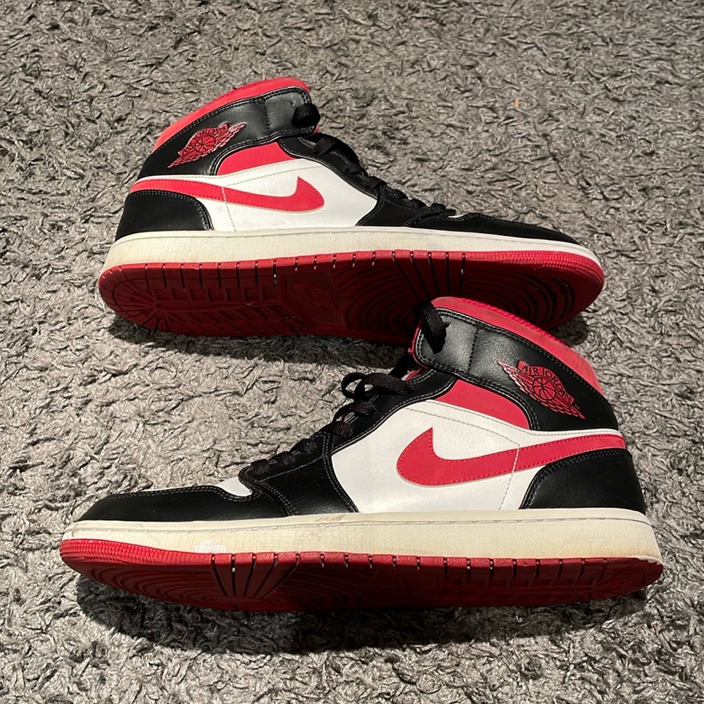 Jordan 1 mid black gym red